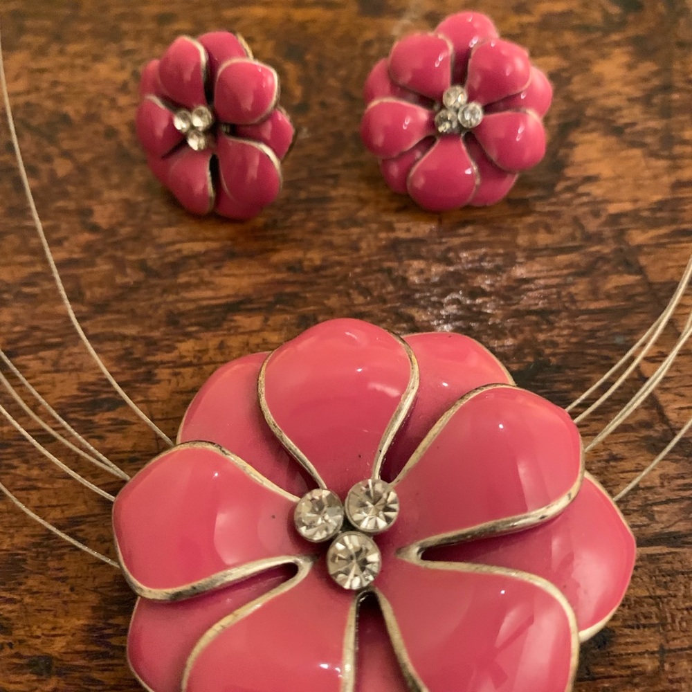 Enamel (faux) chocker with matching post earrings.